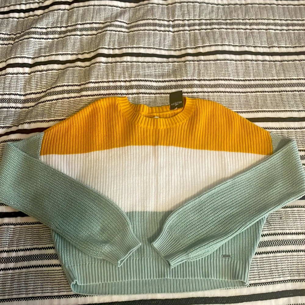 Hollister Sweater Size Small. A little cropped